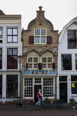 Gouda, Hollanda, Hollanda, 23 Nisan 2019. Gouda eski şehir, evlerin Hollanda tarzı cepheler bir sokak. Gouda'nın en eski cephesi