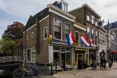 Hollanda, Hollanda, 23 Nisan 2019. Gouda eski şehir, evlerin Hollanda tarzı cepheler bir sokakta ünlü eski çiftçi peynir dükkanı.