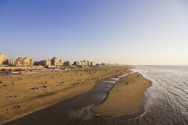  Scheveningen, Lahey'in bir ilçesi ve uzun, kumlu plajı, iskelesi ve deniz feneri ile modern bir sahil beldesidir. Plaj su sporları, yürüyüşler ve oyunlar için popüler