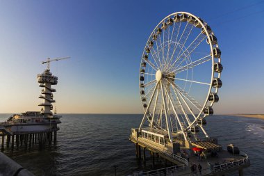Lahey (den Haag), Hollanda, Hollanda,, 20 Nisan 2019. Scheveningen uzun, kumlu bir plaj, bir esplanade, bir iskele, bir dönme dolap ve bir bungy kule. Plaj su sporları, yürüyüşler ve oyunlar için popüler