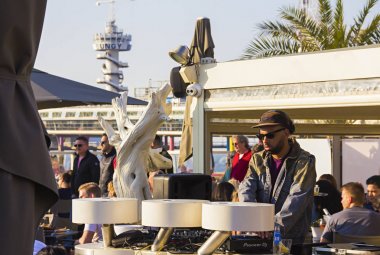 Lahey (den Haag), Hollanda, Hollanda,, 20 Nisan 2019. Dj Scheveningen plajda gezinti bir kafede müzik setleri, bir esplanade, bir iskele, dönme dolap ve bir bungy kule. Plaj su sporları, yürüyüşler ve oyunlar için popüler