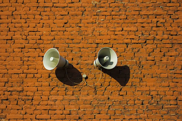 Haut Parleurs Blancs Fixés Mur Briques Rouges Fond — Photo