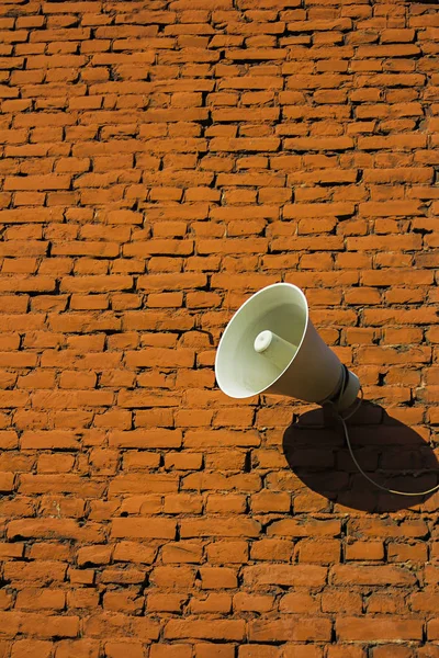 Witte Luidsprekers Bevestigd Aan Een Rode Bakstenen Muur Achtergrond — Stockfoto