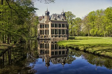 Leiden, Hollanda, Hollanda, 21 Nisan 2019, The Facade of the Castle (Kasteel) Oud Poelgeest, Oegstgeest'te bir ortaçağ kalesi (1668), Hollandalı bilim adamı Herman Boerhaave'in (1668-1738) eski evi).