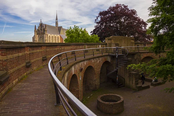 11. yüzyılda Inşa edilen Leiden'de eski bir kabuk olan Burcht van Leiden'den (Leiden'in Fort) Hooglandse Kerk manzarası. Hollanda. kapı, duvarlar, fort tepenin iç kısmı (bailey).