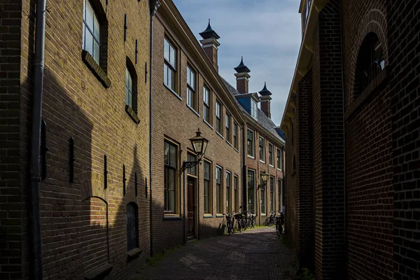 荷兰莱顿 2019年5月22日 狭窄的街景 传统房屋和自行车 — 图库照片