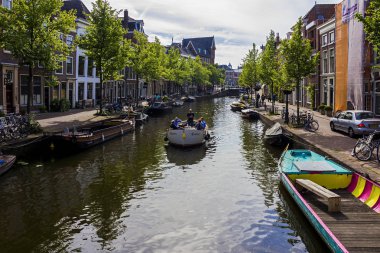 Leiden, Holland, Netherlands, Mayıs, 22, 2019, Bisiklet çevresinde park edilmiş, köprüler, sokaklar, kanallar, kafeler, eski şehirde mavna, su üzerinde tekneler, bisikletçi, şehirde insanlar