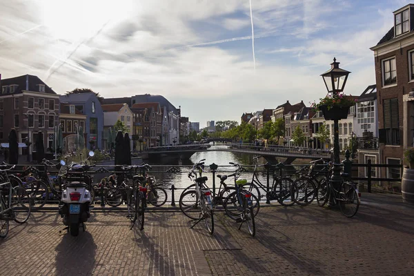 Лейден Голландия Нидерланды Мая 2019 Велосипеды Припаркованные Повсюду Мосты Улицы — стоковое фото