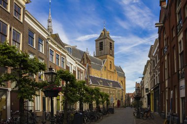 Leiden, Holland, Hollanda, Mayıs 22, 2019. Hooglandse Kerk görünümü Burcht van Leiden (Fort Leiden), eski bir kabuk Leiden 11 yüzyılda inşa tutmak.