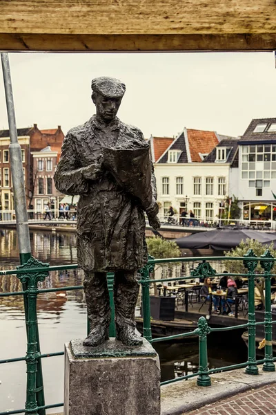 Leiden Holland Netherlands April 2019 Flower Seller Bronze Sculpture Visbrug — Stock Photo, Image