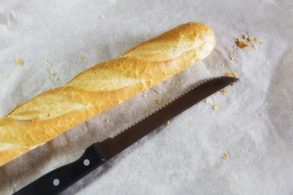 Draufsicht Auf Geschnittenes Knuspriges Und Frisches Französisches Baguette Und Messer — Stockfoto