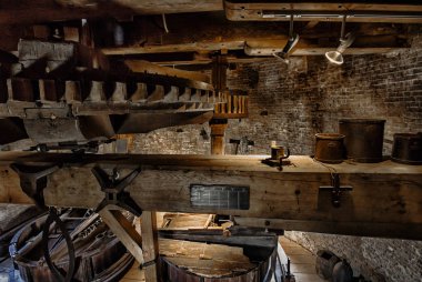 Leiden, Hollanda, Hollanda, 21 Nisan 2019. Molen De Valk müzesinin (Falcon yel değirmeni) geleneksel Hollanda un değirmeni dişlileri, değirmen taşları ve makinelerinin çatı katlarının (kaldırma, taş ve taşlama) iç mekanları.