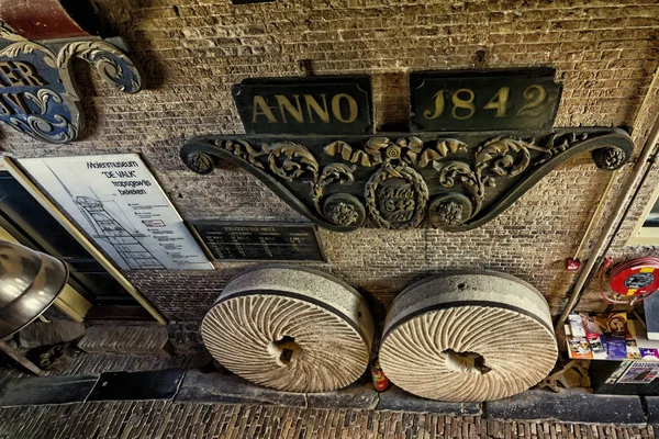 Leiden, Hollanda, Hollanda, 21 Nisan 2019. Molen De Valk müzesinin (Falcon yel değirmeni) geleneksel Hollanda un değirmeni dişlileri, değirmen taşları ve makinelerinin çatı katlarının (kaldırma, taş ve taşlama) iç mekanları.