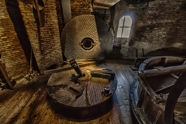 Leiden, Hollanda, Hollanda, 21 Nisan 2019. Molen De Valk müzesinin (Falcon yel değirmeni) geleneksel Hollanda un değirmeni dişlileri, değirmen taşları ve makinelerinin çatı katlarının (kaldırma, taş ve taşlama) iç mekanları.