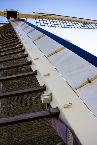 荷兰莱顿 2019年4月21日 莫伦德瓦尔克博物馆 猎鹰风车 传统荷兰面粉风车的风车船头和叶片的风轴和叶片和方向盘的特写 — 图库照片