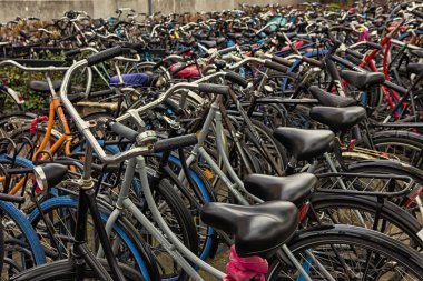 Leiden, Hollanda - 17 Nisan 2019. Büyük açık hava bisiklet park tamamen Leiden Üniversitesi yakınında dolu 