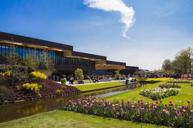 Keukenhof, Lisse, Hollanda - 18 Nisan 2019: Hollanda'nın dünyanın en büyük çiçek ve lale bahçe parkı olan parktan Keukenhof manzarasının ana girişi. Hollanda'nın en popüler yerlerinden biri 