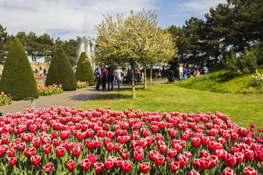 Keukenhof, Lisse, Hollanda - 18 Nisan 2019: Hollanda'nın dünyanın en büyük çiçek ve lale bahçe parkı olan Keukenhof parkının farklı köşelerine bakış. Hollanda'nın en popüler yerlerinden biri