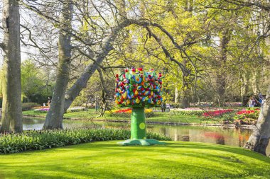 Keukenhof, Lisse, Hollanda - 18 Nisan 2019: Hollanda'nın dünyanın en büyük çiçek ve lale bahçe parkı olan Keukenhof parkının farklı köşelerine bakış. Hollanda'nın en popüler yerlerinden biri
