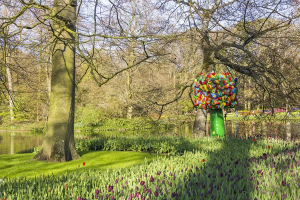 Keukenhof, Lisse, Hollanda - 18 Nisan 2019: Hollanda'nın dünyanın en büyük çiçek ve lale bahçe parkı olan Keukenhof parkının farklı köşelerine bakış. Hollanda'nın en popüler yerlerinden biri