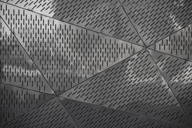 Alüminyum delikli ızgaralar bazı ışık yamalarıyla soyut geometrik arkaplanda monte edildi