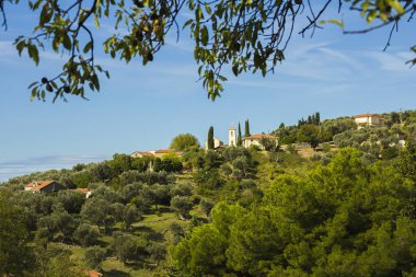 Stari Bar (Eski Bar), Karadağ, antik kent kalesinin duvarlarından farklı bir dağ ve banliyö manzarası, bir açık hava müzesi, Balkanlar 'da önemli bir ortaçağ arkeoloji sahası, arkeolojik açıdan keşfedilmemiş