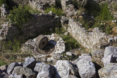 Stari Bar (Eski Bar), Karadağ, antik şehir kalesi, bir açık hava müzesi ve Balkanlar 'ın arkeolojik açıdan keşfedilmemiş en büyük ve en önemli ortaçağ arkeoloji sahası.
