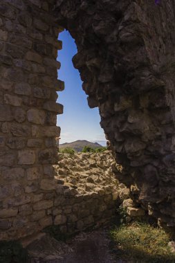 Stari Bar (Eski Bar), Karadağ, antik şehir kalesi, bir açık hava müzesi ve Balkanlar 'ın arkeolojik açıdan keşfedilmemiş en büyük ve en önemli ortaçağ arkeoloji sahası.
