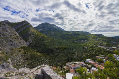 Stari Bar (Eski Bar), Karadağ, antik kent kalesinin duvarlarından farklı bir dağ ve banliyö manzarası, bir açık hava müzesi, Balkanlar 'da önemli bir ortaçağ arkeoloji sahası, arkeolojik açıdan keşfedilmemiş