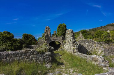 Stari Bar (Eski Bar), Karadağ, antik şehir kalesi, bir açık hava müzesi ve Balkanlar 'ın arkeolojik açıdan keşfedilmemiş en büyük ve en önemli ortaçağ arkeoloji sahası.