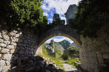 Stari Bar (Eski Bar), Karadağ, antik şehir kalesi, bir açık hava müzesi ve Balkanlar 'ın arkeolojik açıdan keşfedilmemiş en büyük ve en önemli ortaçağ arkeoloji sahası.