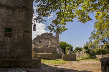 Stari Bar (Eski Bar), Karadağ, 04 Ekim 2019, antik şehir kalesi, bir açık hava müzesi ve Balkanlar 'ın arkeolojik açıdan keşfedilmemiş en büyük ve en önemli ortaçağ arkeoloji sahası.