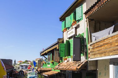Stari Bar (Eski Bar), Karadağ, 04 Ekim 2019, eski şehir sokaklarının farklı görünümü, vatandaşlar, turistler, bir açık hava müzesi