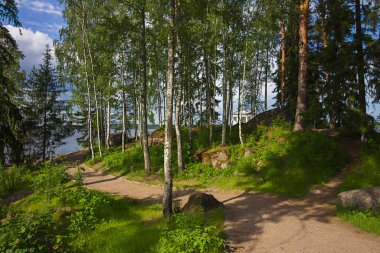 Rusya 'nın Vyborg kentindeki Monrepo Park' taki (Devlet Tarihi-Mimari ve Doğal Müze rezervi) Neptün Tapınağı manzarası