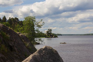 Rusya 'nın Vyborg kentindeki Monrepo Park' taki (Devlet Tarihi-Mimari ve Doğal Müze rezervi) Neptün Tapınağı manzarası