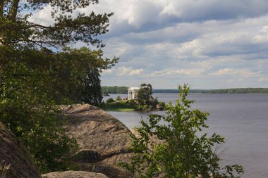 Rusya 'nın Vyborg kentindeki Monrepo Park' taki (Devlet Tarihi-Mimari ve Doğal Müze rezervi) Neptün Tapınağı manzarası