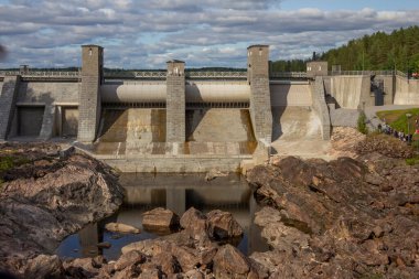 Imatra 'daki Vuoksa Nehri üzerindeki Imatra Rapids (Imatrankoski). Hidroelektrik santralinin baraj müzik şovunda sızıntı var. Finlandiya 'nın ulusal manzarası