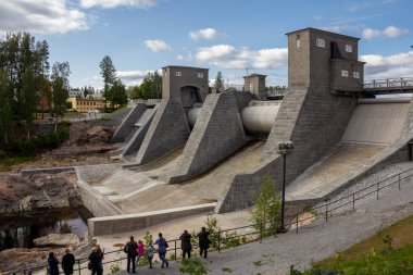 Imatra 'daki Vuoksa Nehri üzerindeki Imatra Rapids (Imatrankoski). Hidroelektrik santralinin baraj müzik şovunda sızıntı var. Finlandiya 'nın ulusal manzarası
