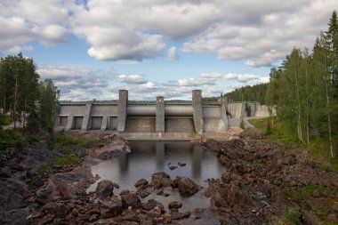 Imatra 'daki Vuoksa Nehri üzerindeki Imatra Rapids (Imatrankoski). Hidroelektrik santralinin baraj müzik şovunda sızıntı var. Finlandiya 'nın ulusal manzarası