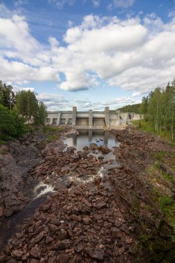 Imatra 'daki Vuoksa Nehri üzerindeki Imatra Rapids (Imatrankoski). Hidroelektrik santralinin baraj müzik şovunda sızıntı var. Finlandiya 'nın ulusal manzarası
