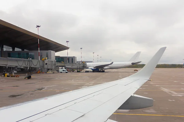 Avion Stationné Aéroport Pour Préparation Vol Chargement Fret Des Bagages — Photo