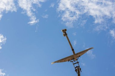 Eski ev duvarındaki uydu anteni ya da bulutlu gökyüzü arkaplanı