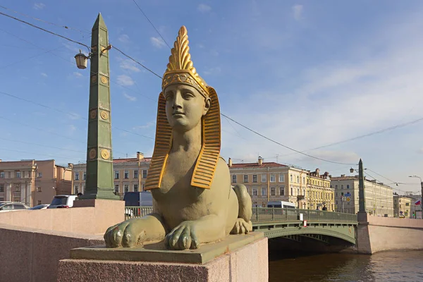 Egyptisk Bro Med Sfinxfigurstaty Och Lyktstolpe Som Egyptisk Obelisk Sankt Stockbild