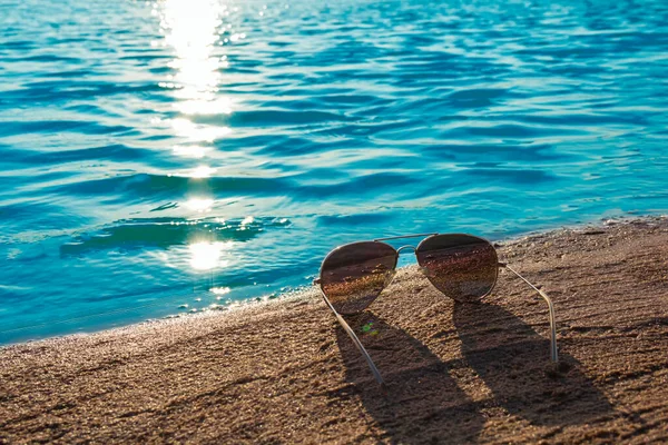 Occhiali Sole Con Vetro Colorato Sabbia Spiaggia Concetto Viaggio Fotografia Stock