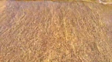 Altın su dalgaları, gün batımında bir nehir seti, üst manzara.