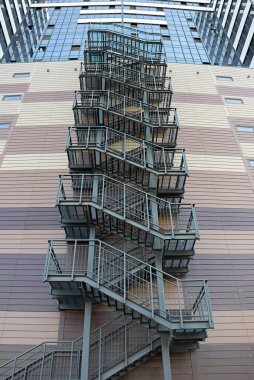 Modern bir binanın harici metal yangın merdivenleri, modern metal merdiven.