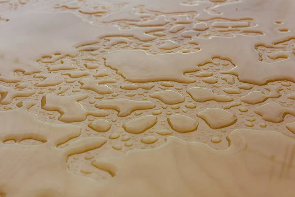 Fondo Legno Bagnato Gocce Acqua Sulla Superficie Del Compensato Dopo — Foto Stock