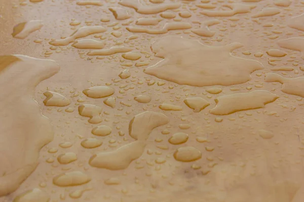 湿った木の背景 雨の後の合板表面に水が落ちる ストック画像