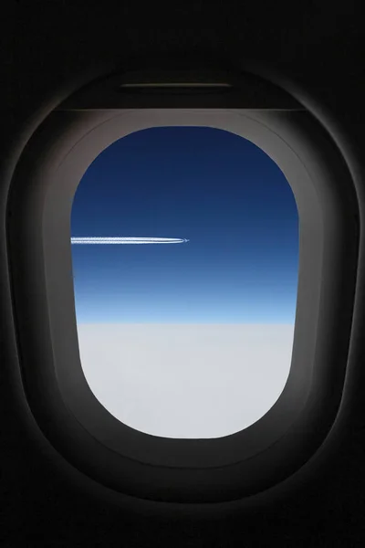 Blick Durch Das Flugzeugfenster Bullauge Eines Flugzeugs Das Über Weißen — Stockfoto