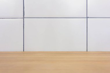 Beyaz parlak seramik seramik duvarlı boş ahşap tezgah zemin, detale